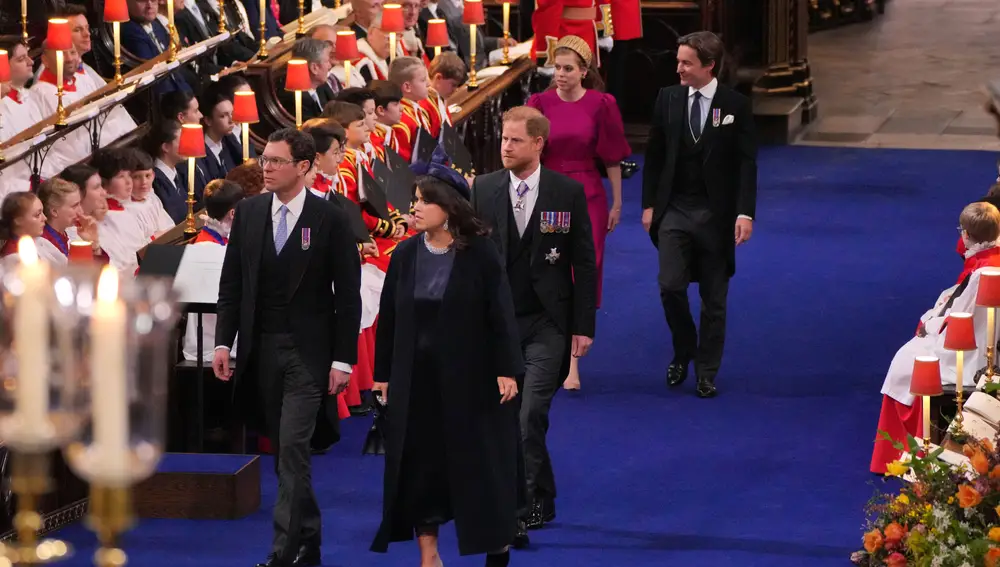 El príncipe Harry y sus primas junto a sus maridos yendo a sus asientos