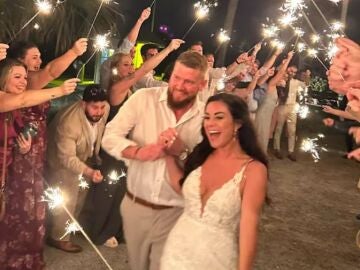 Samantha Miller y Aric Hutchinson durante su boda