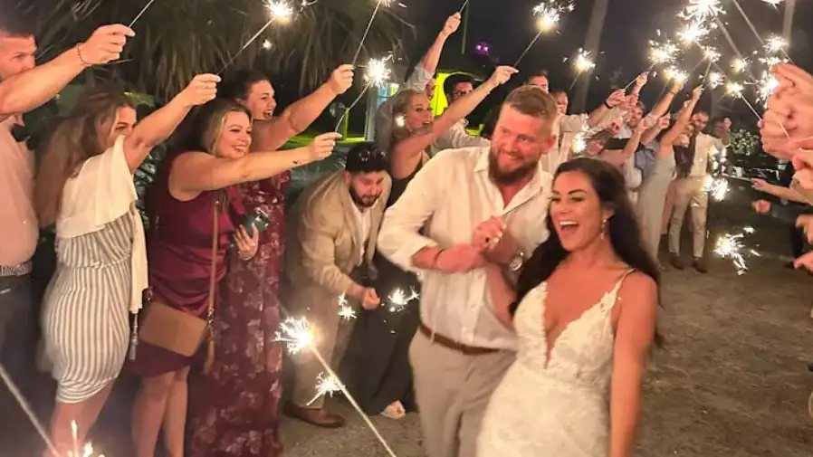 Samantha Miller y Aric Hutchinson durante su boda Samantha Miller y Aric Hutchinson durante su boda