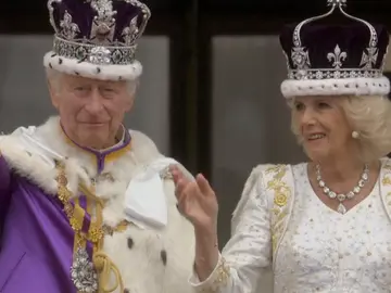 El rey de Inglaterra Carlos III y la reina consorte Camila Parker tras la coronación El rey de Inglaterra Carlos III y la reina consorte Camila Parker tras la coronación