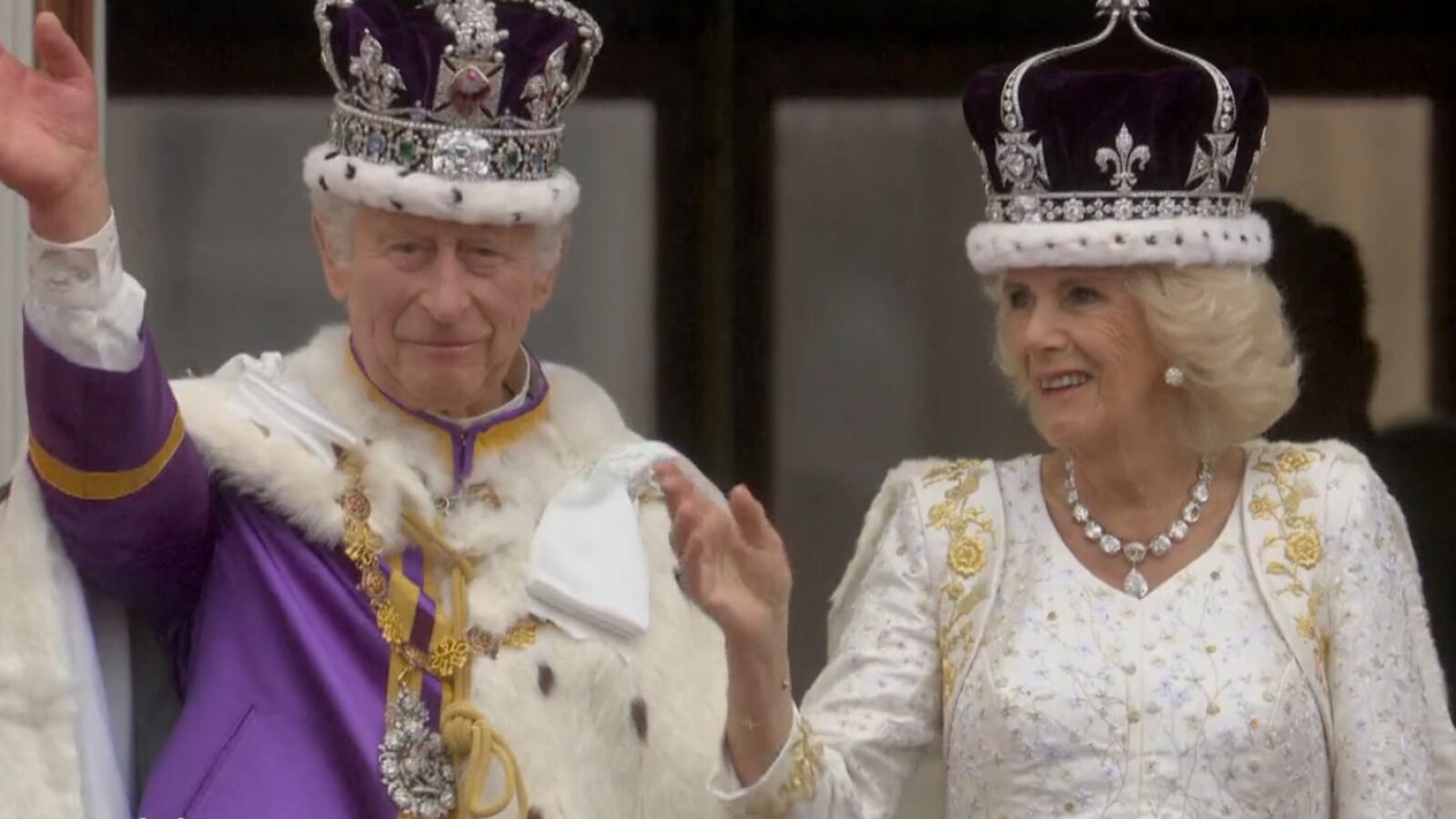 El primer saludo de Carlos III y Camila Parker como reyes de Inglaterra desde el balcón de Buckingham
