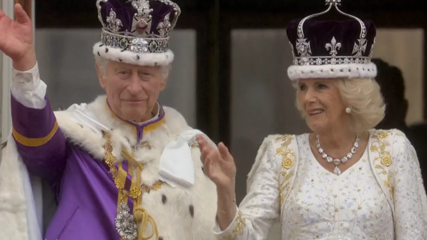 El rey de Inglaterra Carlos III y la reina consorte Camila Parker tras la coronación El rey de Inglaterra Carlos III y la reina consorte Camila Parker tras la coronación