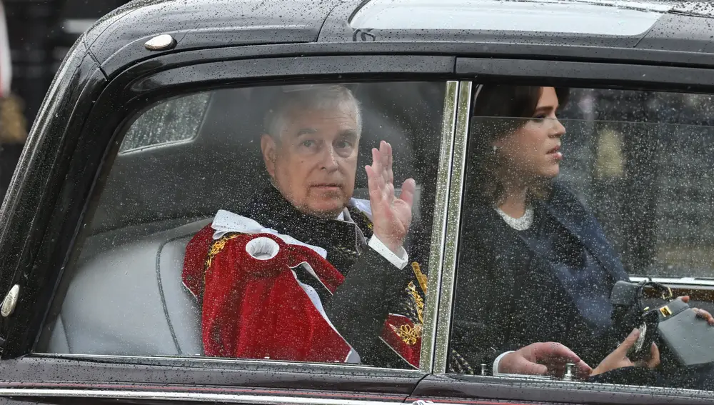 El príncipe Andrés saludando a la multitud en la coronación de Carlos III