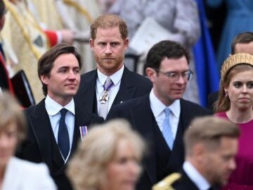 El príncipe Harry en la coronación de su padre