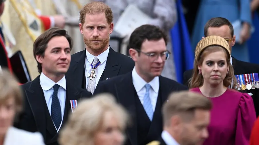 El príncipe Harry en la coronación de su padre El príncipe Harry en la coronación de su padre