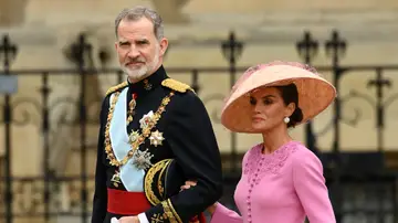 Los reyes de España asistiendo a la coronación de Carlos III