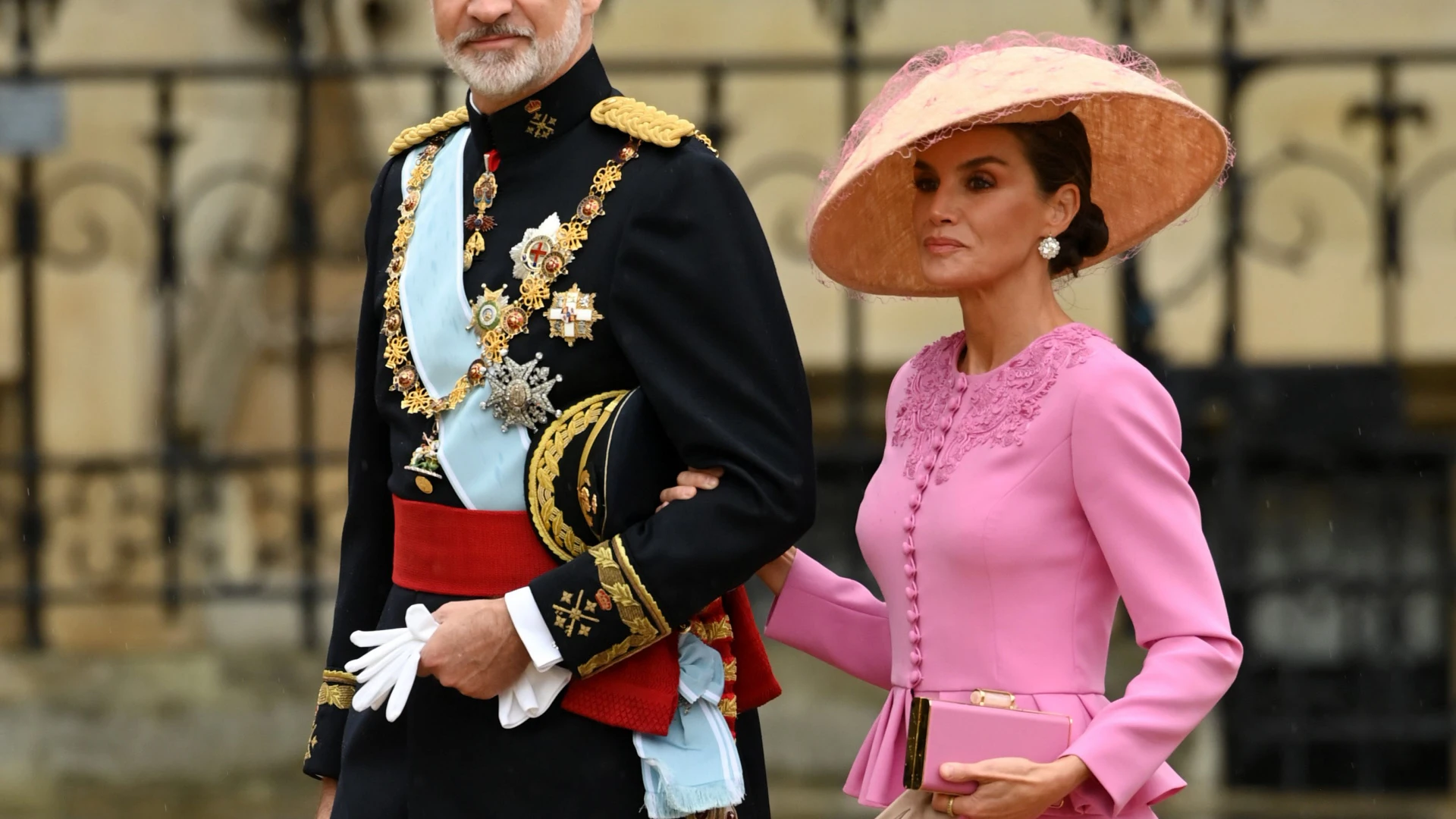 Los reyes de Espa&ntilde;a asistiendo a la coronaci&oacute;n de Carlos III