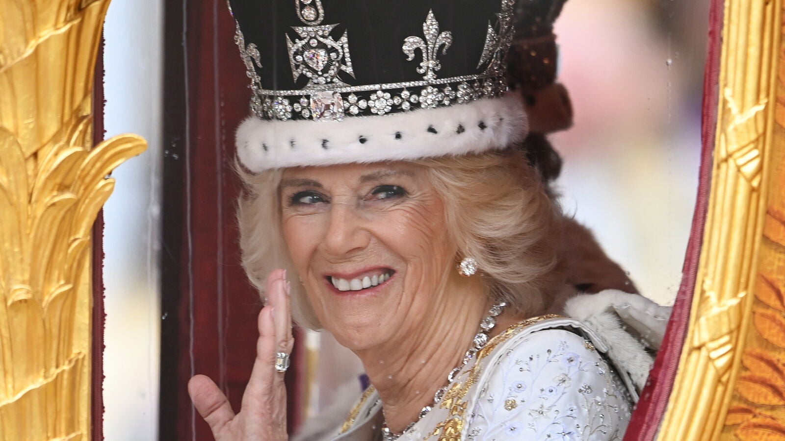 Los símbolos ocultos durante la coronación de Carlos III: las flores, los colores de los vestidos y los corgis de Isabel II