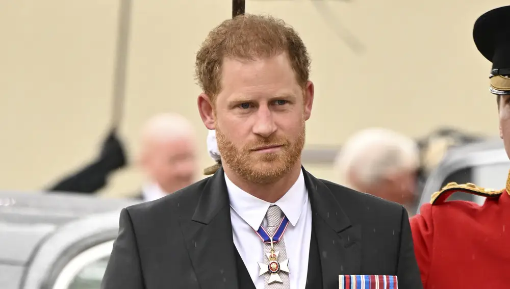 El príncipe Harry llegando solo a la coronación de Carlos III