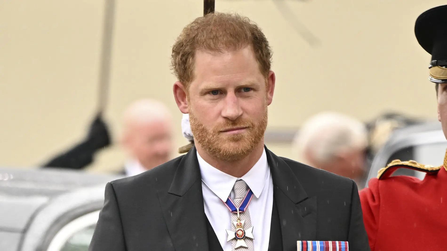 El príncipe Harry llegando solo a la coronación de Carlos III