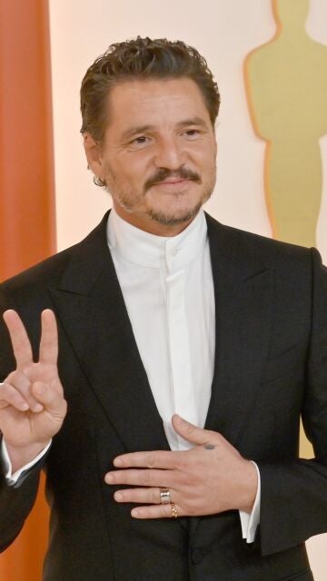 Pedro Pascal posando en los Oscar 2023