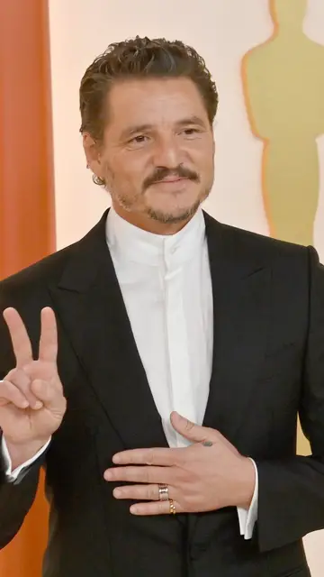 Pedro Pascal posando en los Oscar 2023 Pedro Pascal posando en los Oscar 2023