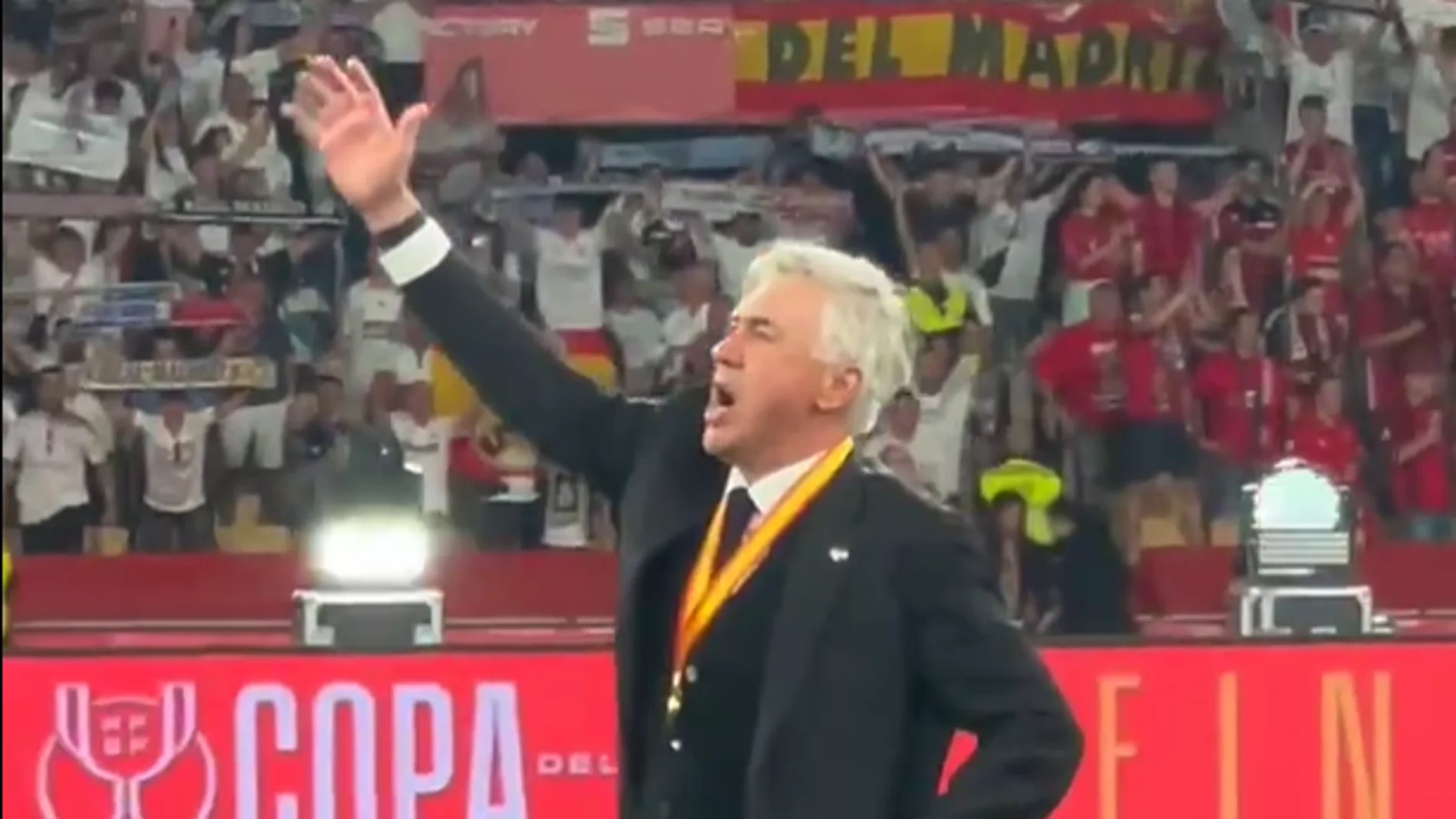 Ancelotti cantando el himno del Real Madrid