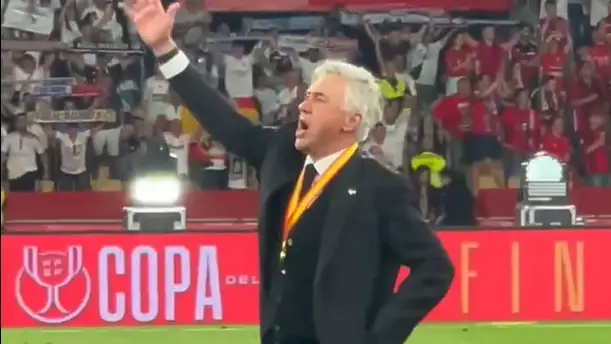 Ancelotti cantando el himno del Real Madrid