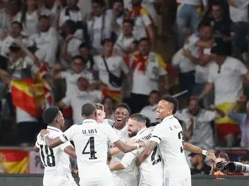 Los jugadores blancos celebran un gol ante Osasuna (2-1) Los jugadores blancos celebran un gol ante Osasuna (2-1)