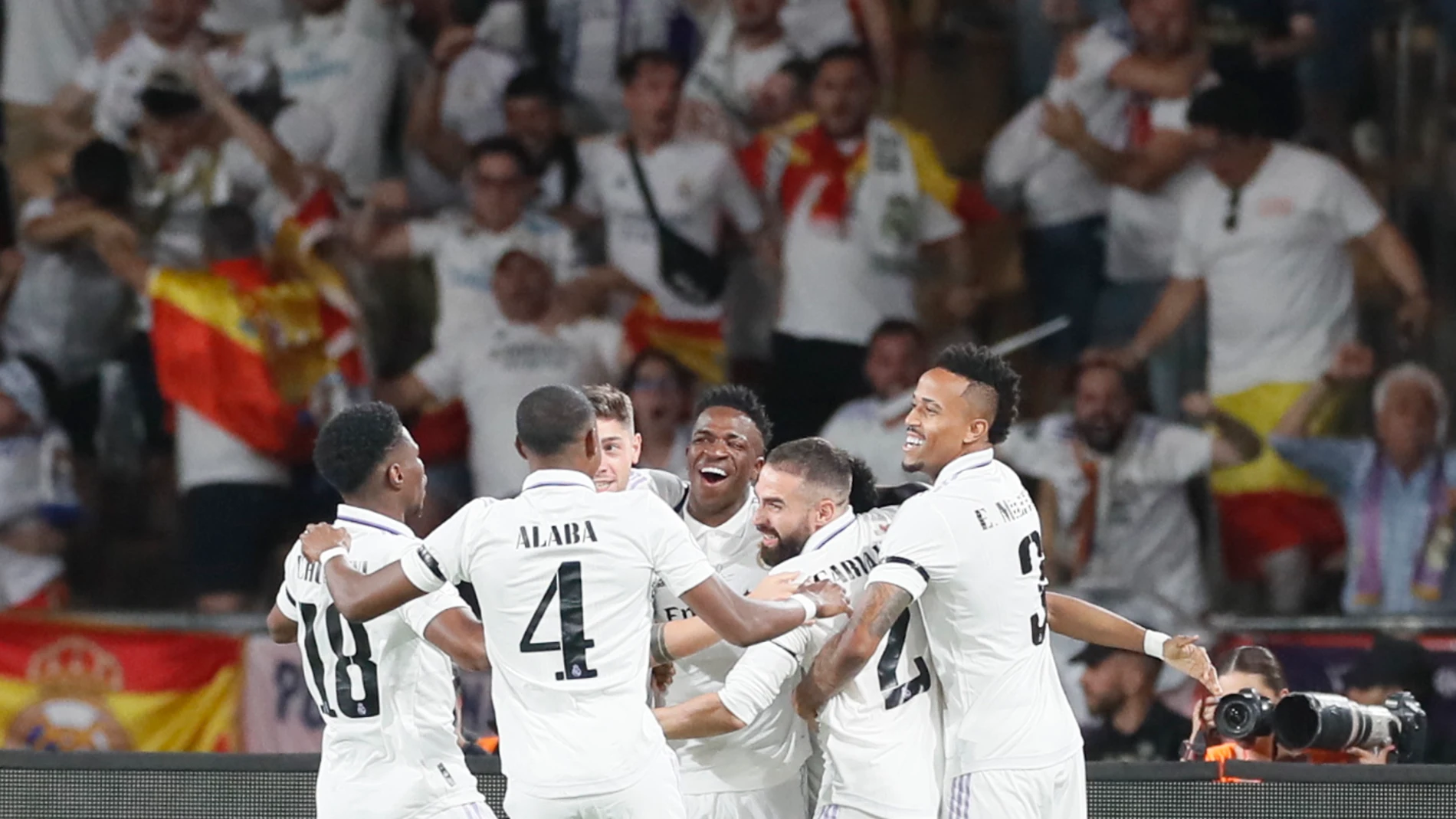 Los jugadores blancos celebran un gol ante Osasuna (2-1)