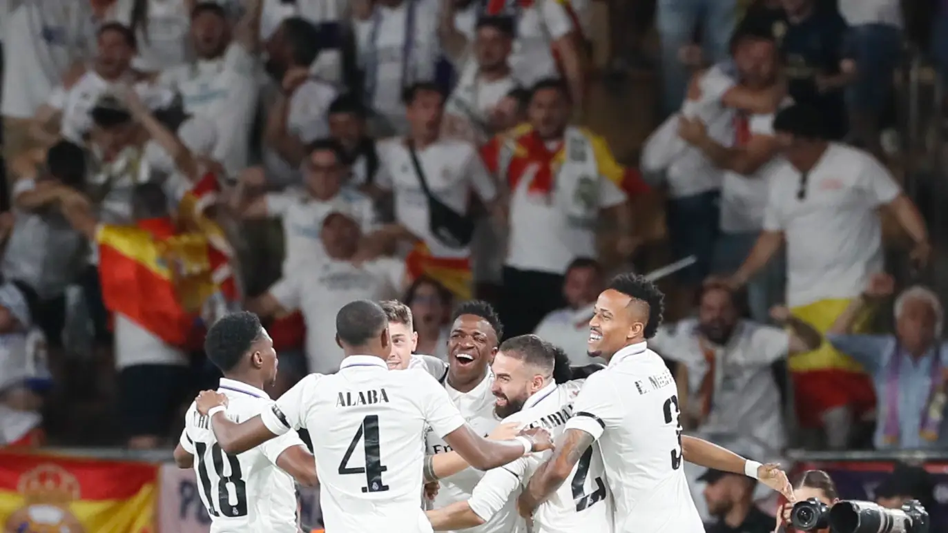 Los jugadores blancos celebran un gol ante Osasuna (2-1) Los jugadores blancos celebran un gol ante Osasuna (2-1)