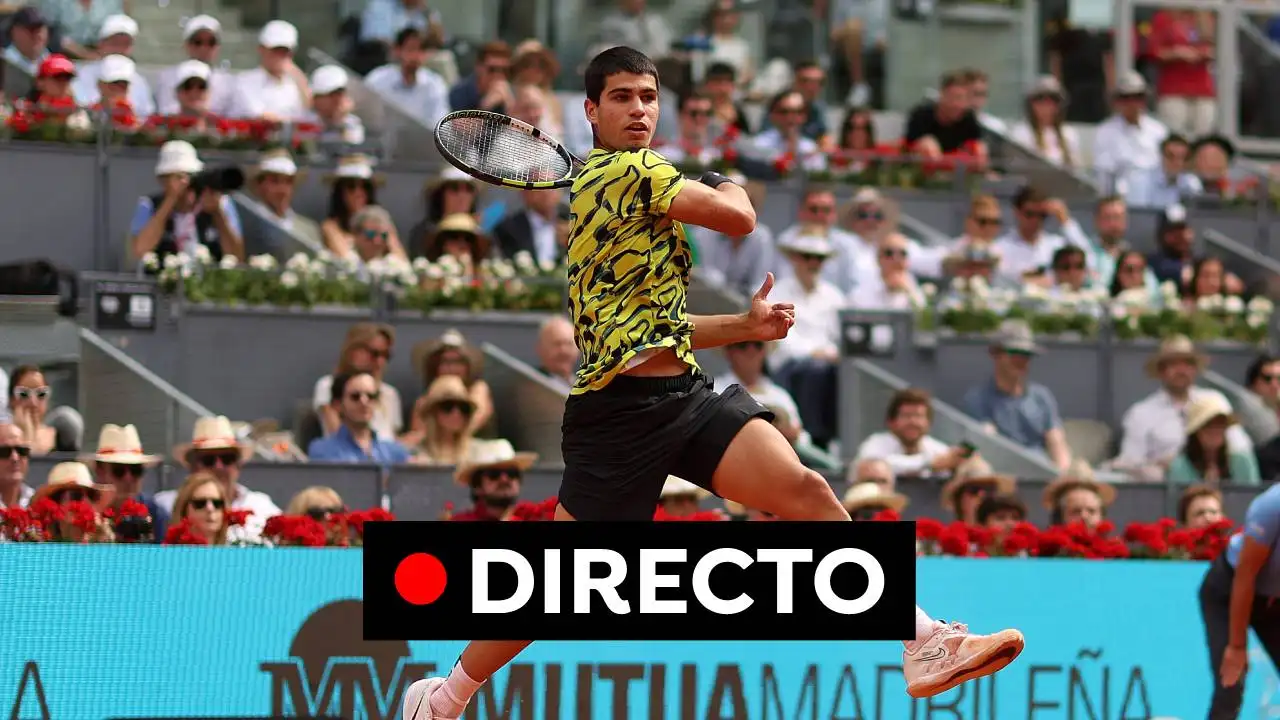 Carlos Alcaraz golpea una derecha en la presente edici&oacute;n del Mutua Madrid Open
