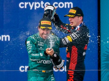 Alonso celebra con Verstappen en el podio del GP de Miami