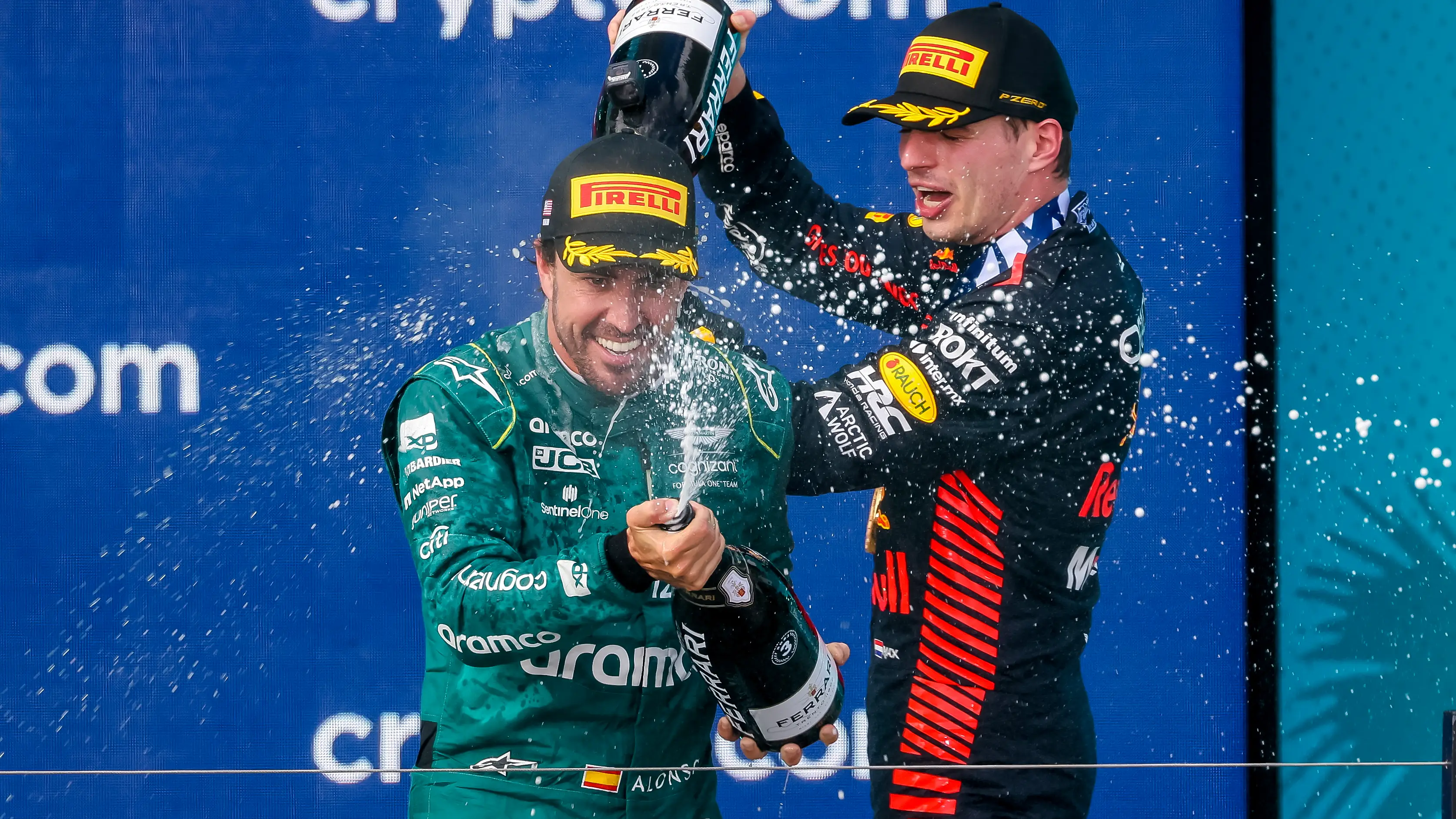 Alonso celebra con Verstappen en el podio del GP de Miami
