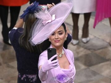 Katy Perry en la coronación de Carlos III