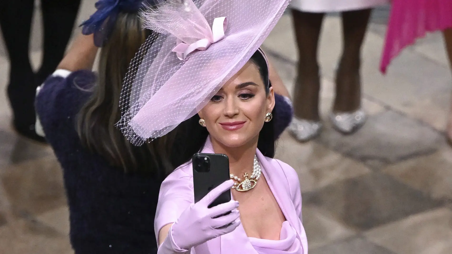 Katy Perry en la coronación de Carlos III