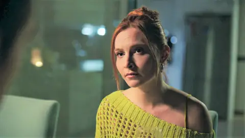 Cüneyt y Neva rompen su relación por culpa de Yekta: “Voy a seguir trabajando con él y a ti dejaré de verte” Cüneyt y Neva rompen su relación por culpa de Yekta: “Voy a seguir trabajando con él y a ti dejaré de verte”