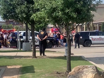 Personas saliendo de Allen Premium Mall después del tiroteo, en Allen