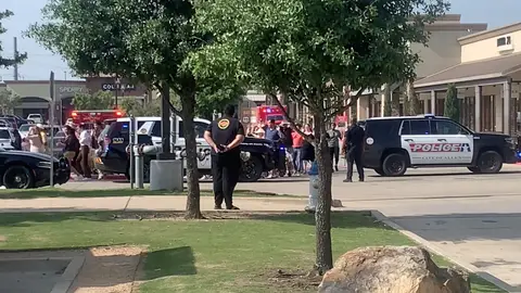 Personas saliendo de Allen Premium Mall después del tiroteo, en Allen