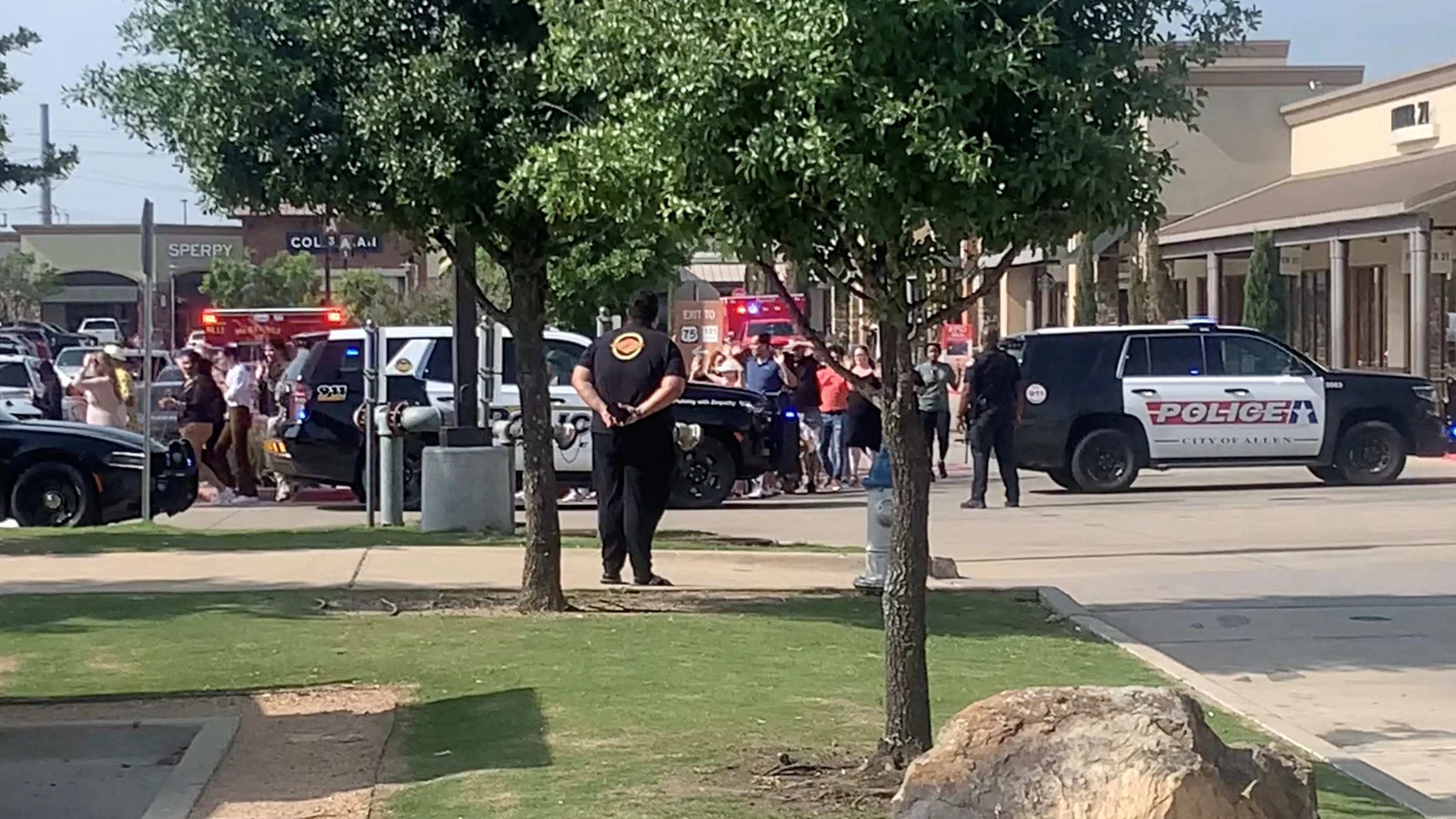 Personas saliendo de Allen Premium Mall despu&eacute;s del tiroteo, en Allen