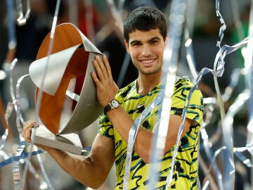 Alcaraz posa con el trofeo del Mutua Madrid Open