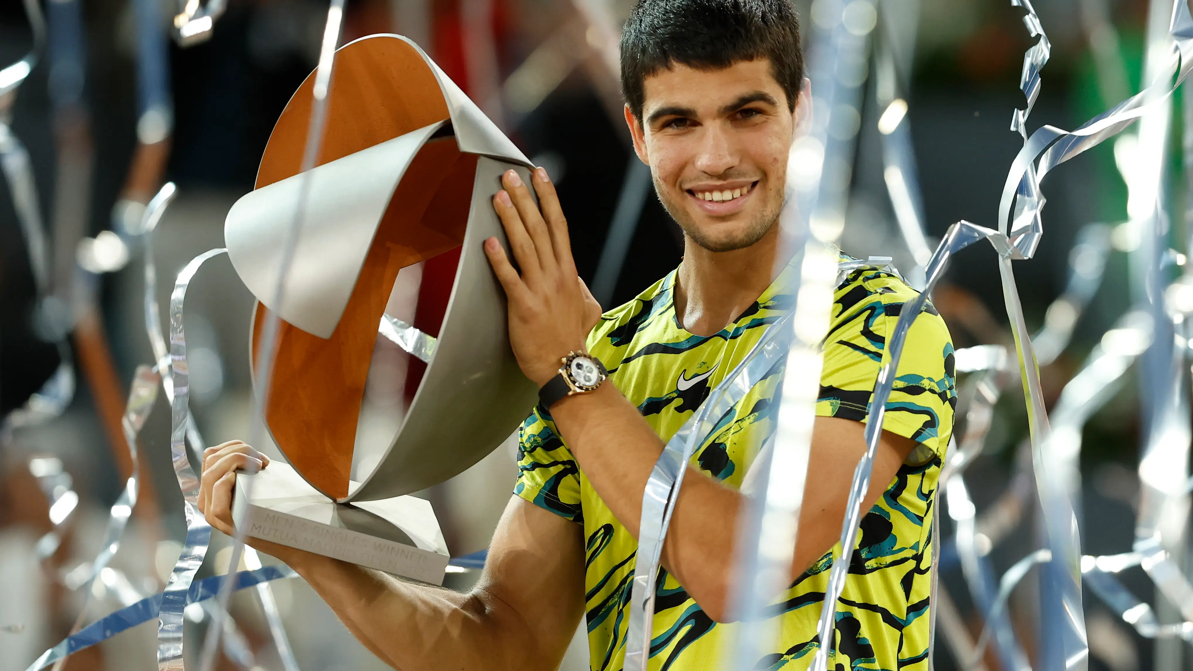 Alcaraz posa con el trofeo del Mutua Madrid Open Alcaraz posa con el trofeo del Mutua Madrid Open