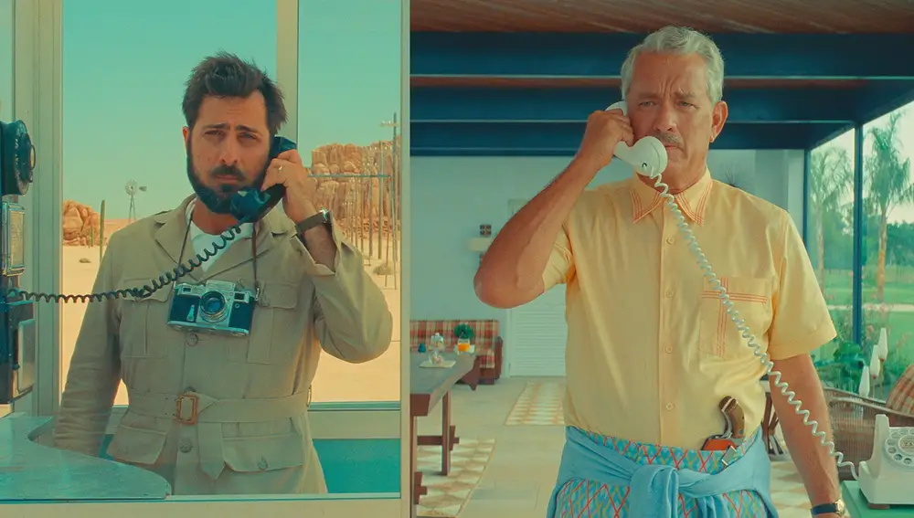 Jason Schwartzman y Tom Hanks en 'Asteroid City' Jason Schwartzman y Tom Hanks en 'Asteroid City'