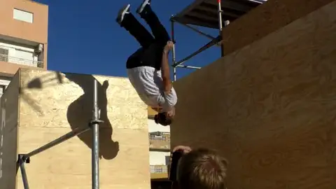 Un joven haciendo parkour Un joven haciendo parkour