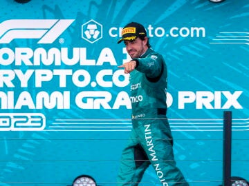 Fernando Alonso en el podio del GP de Miami