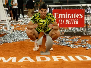 Alcaraz posa con el trofeo del Mutua Madrid Open Alcaraz posa con el trofeo del Mutua Madrid Open
