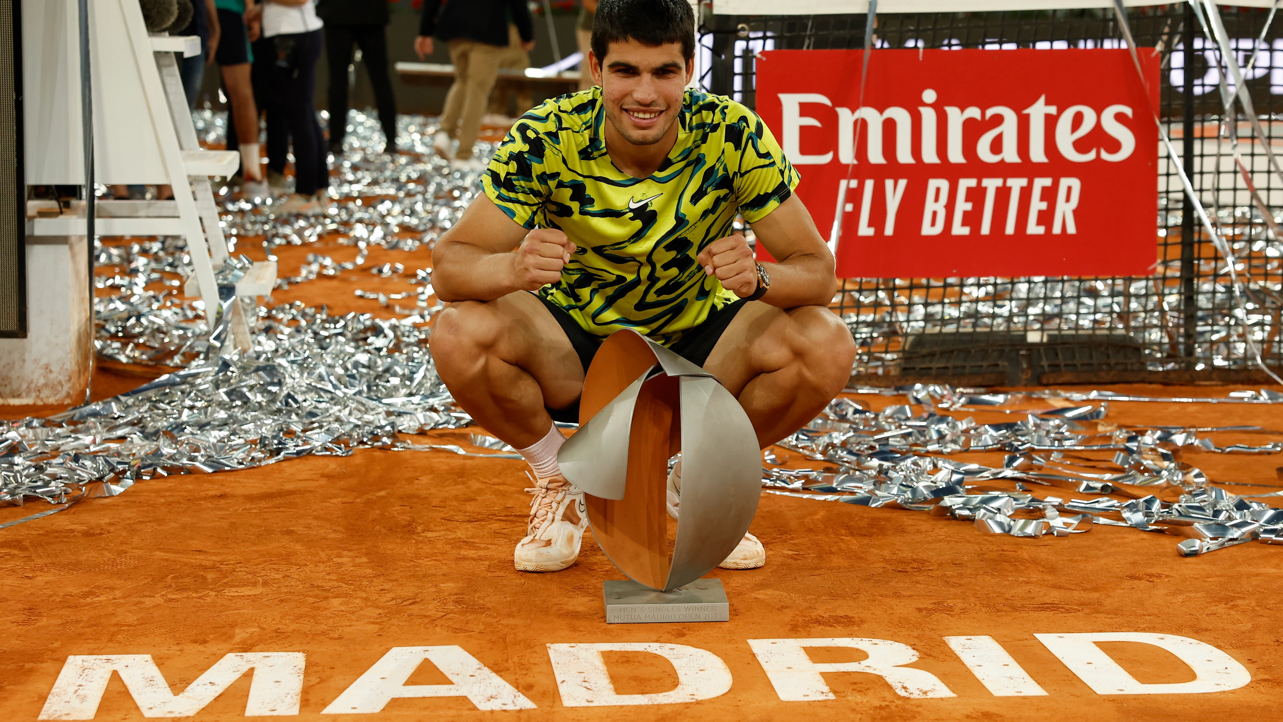 Alcaraz posa con el trofeo del Mutua Madrid Open Alcaraz posa con el trofeo del Mutua Madrid Open