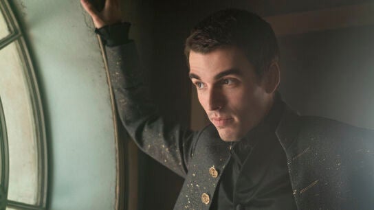 Corey Mylchreest como el joven rey Jorge III en 'La reina Carlota: una historia de Los Bridgerton'.