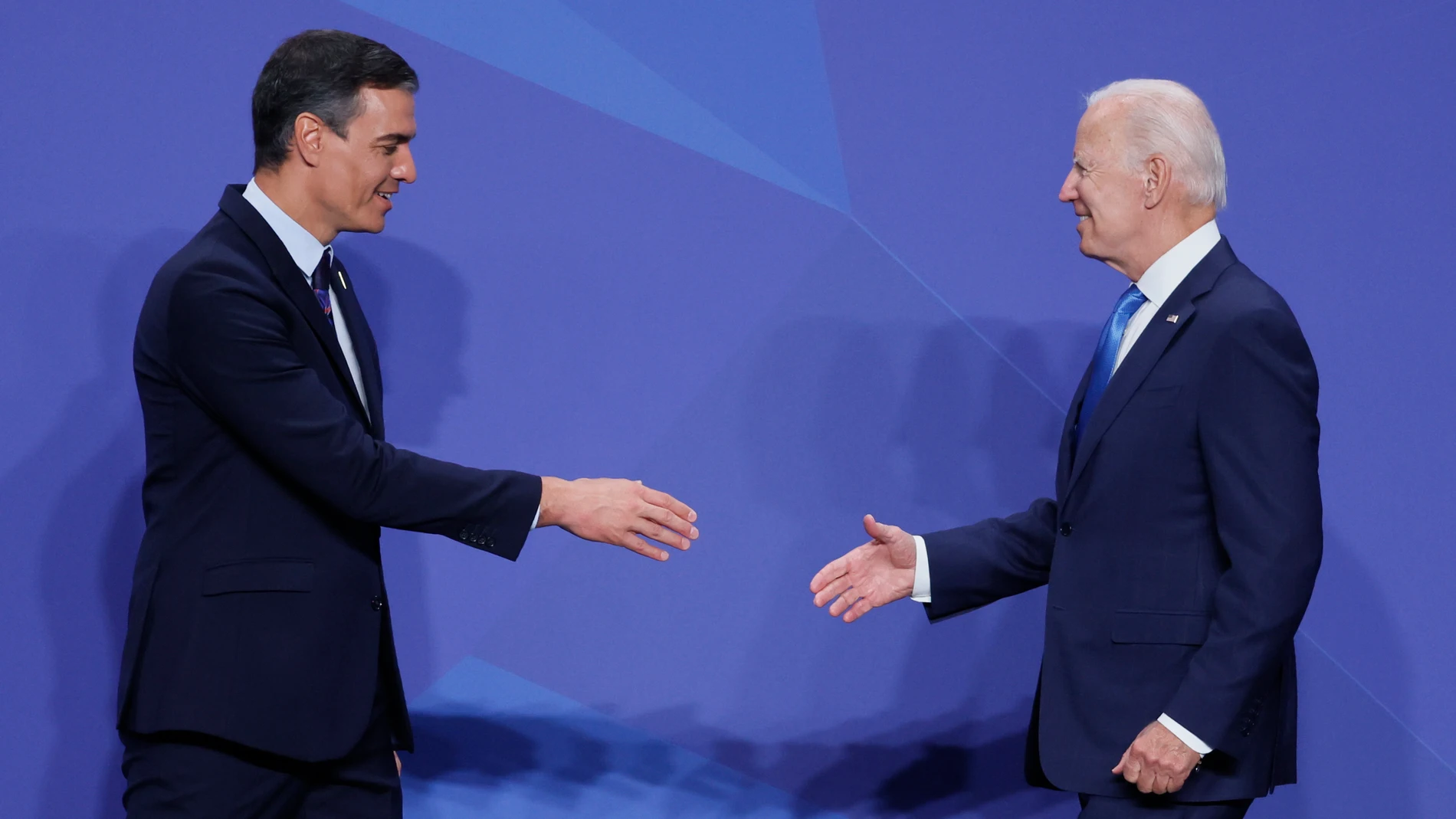 El presidente del Gobierno, Pedro Sánchez, saluda al presidente de los Estados Unidos, Joe Biden