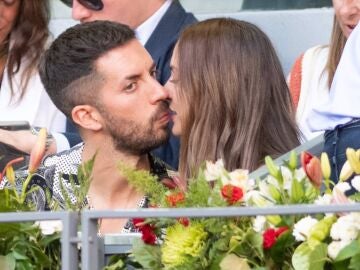 David Broncano y Silvia Alonso, besándose en la final femenina del Mutua Madrid Open
