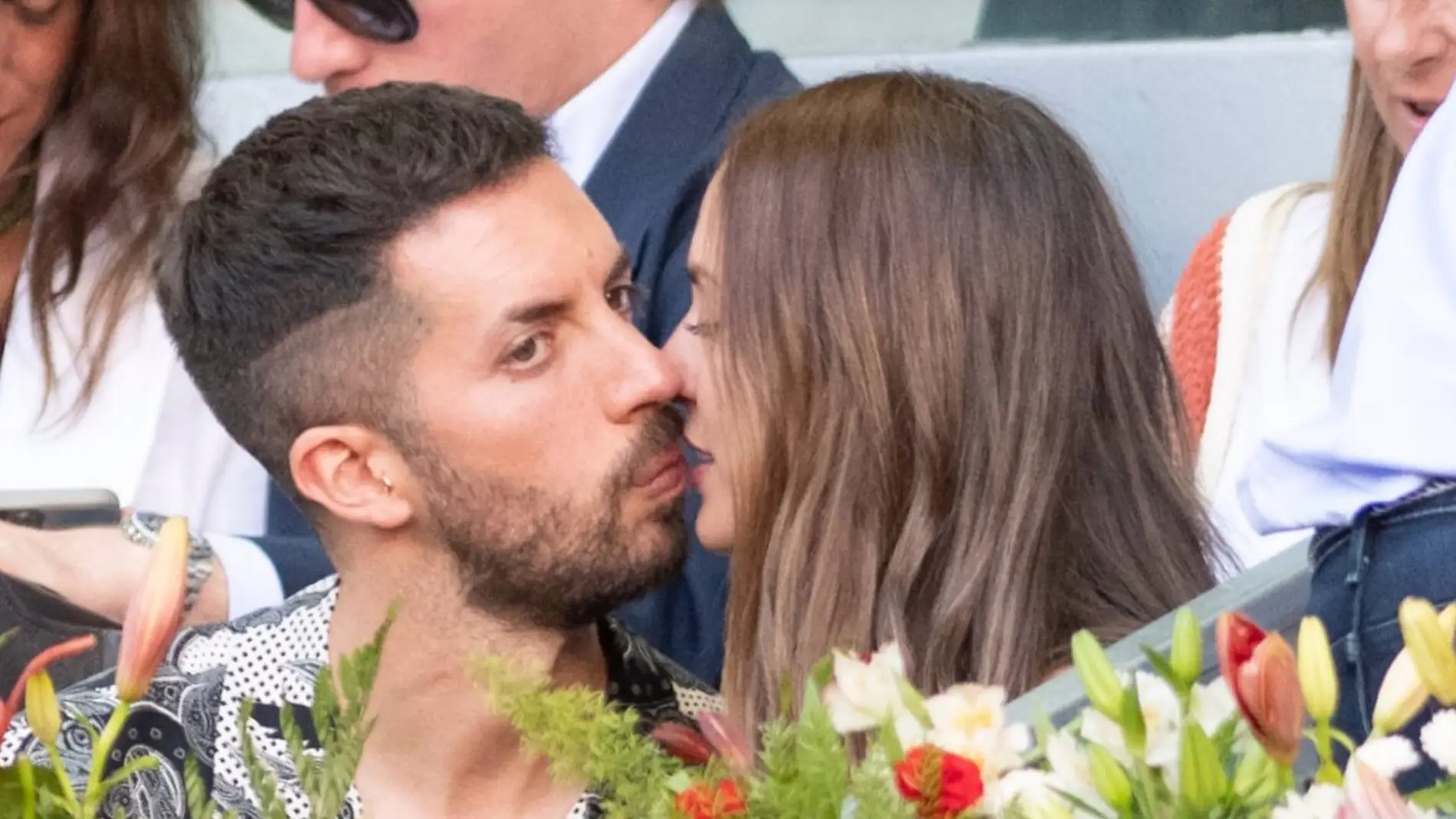 David Broncano y Silvia Alonso, besándose en la final femenina del Mutua Madrid Open