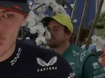 Fernando Alonso oliendo unas flores tras el GP de Miami