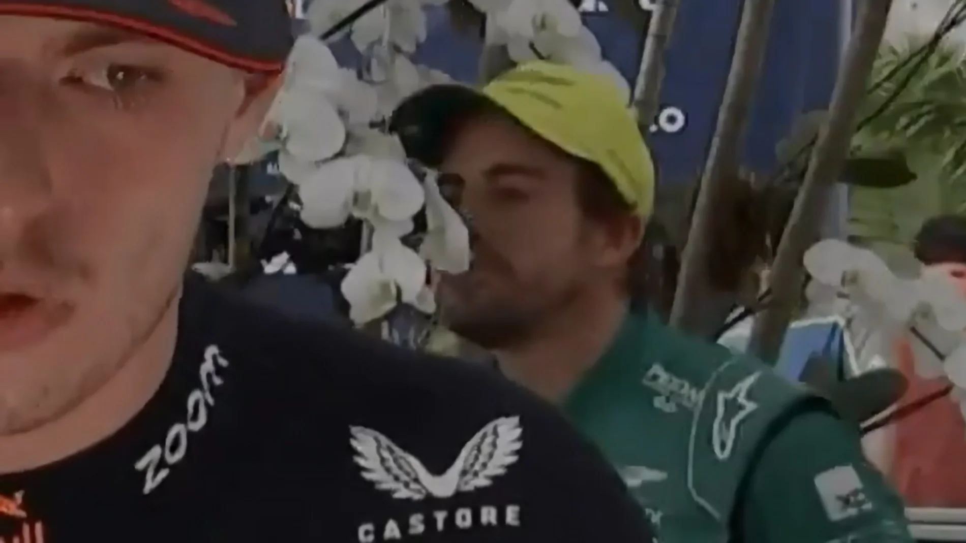 Fernando Alonso oliendo unas flores tras el GP de Miami