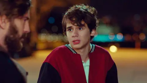 Kemal encuentra a Erim en la calle y le acoge en su casa: “Odio a mis padres” Kemal encuentra a Erim en la calle y le acoge en su casa: “Odio a mis padres”