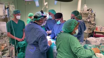 Operación de corazón a un bebé prematuro