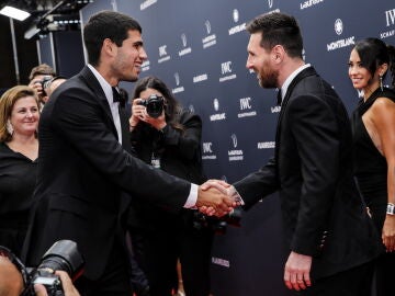 Carlos Alcaraz y Leo Messi saludándose en los premios Laureus