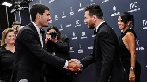 Carlos Alcaraz y Leo Messi saludándose en los premios Laureus