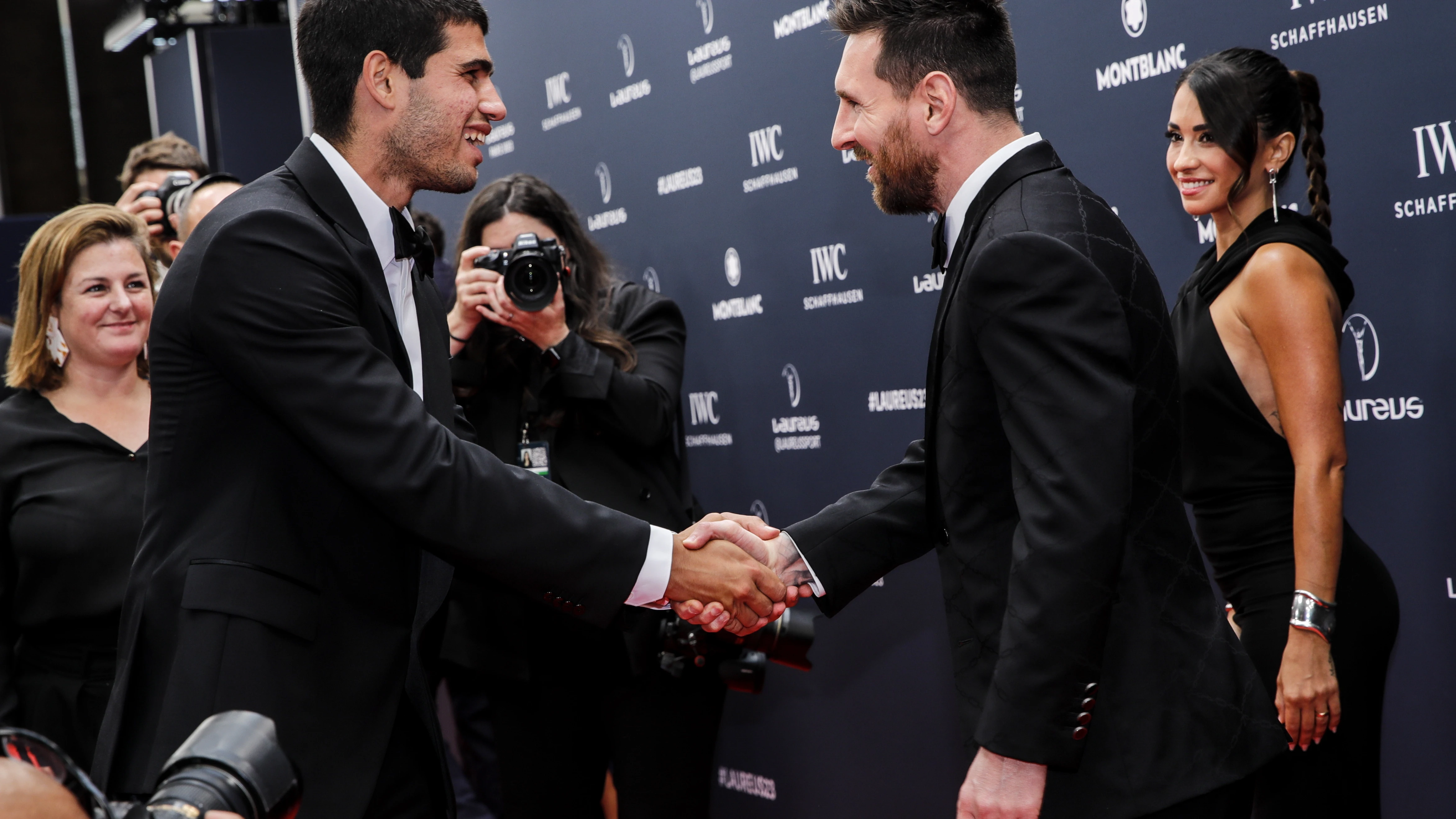 Carlos Alcaraz y Leo Messi salud&aacute;ndose en los premios Laureus