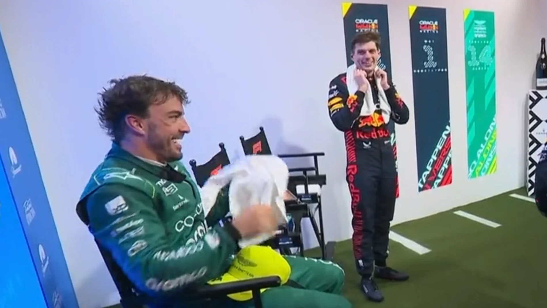 Fernando Alonso, sonriente junto a Verstappen
