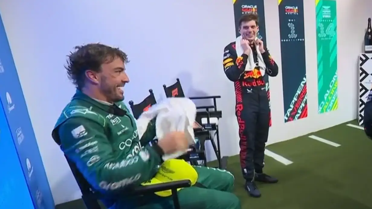 Fernando Alonso, sonriente junto a Verstappen Fernando Alonso, sonriente junto a Verstappen